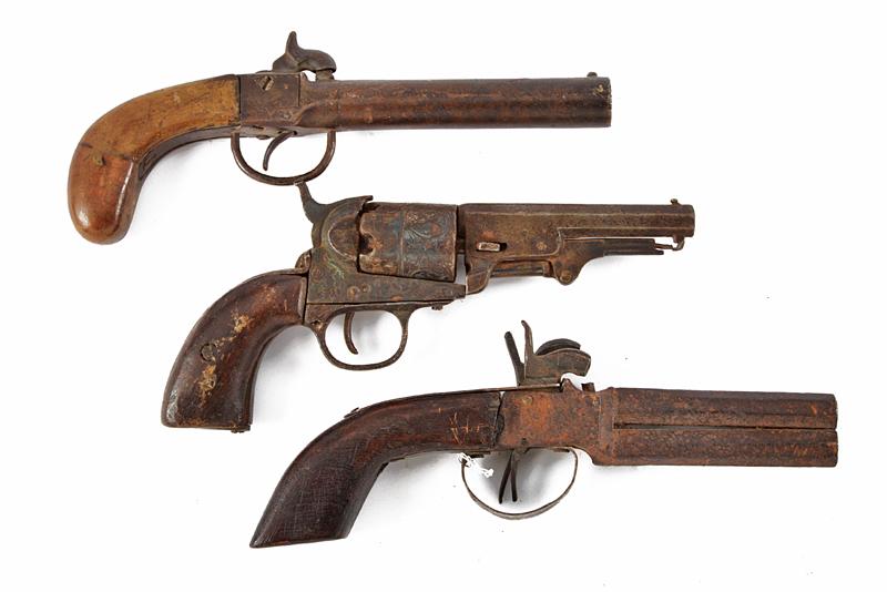 Lotto di due mazzagatti e un revolver a luminello