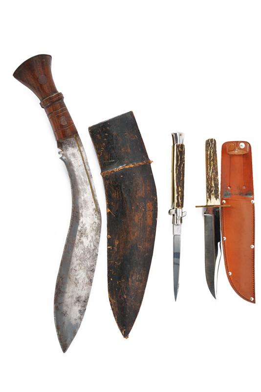 Lotto di un coltello a scatto, un kukri e un bowie