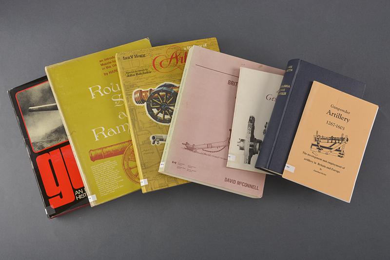 Lotto di sette libri su artiglieria