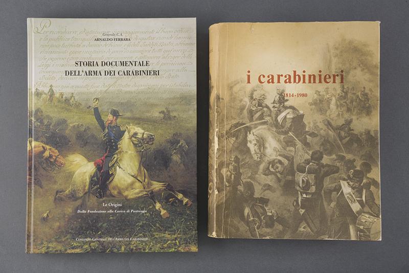 Lotto di due libri su carabinieri