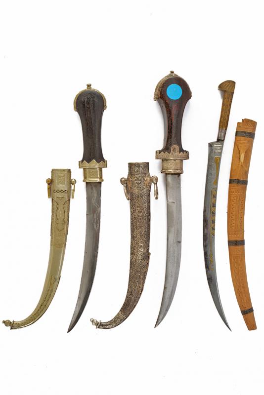 Lotto di due koummiya e una flyssa (coltello)