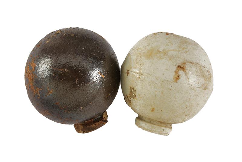 Lotto di due granate in ceramica