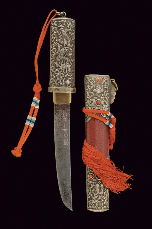 Inusuale coltello con fornimenti in argento