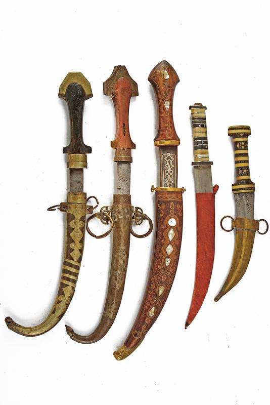 Lotto di quattro pugnali e un coltello