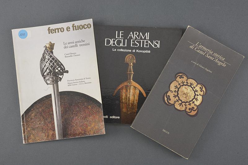 Lotto di tre volumi su collezioni di armi antiche