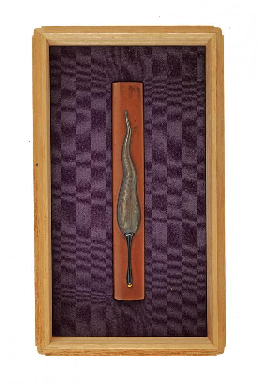 Fine kozuka con scacciamosche (saihai) in rilievo