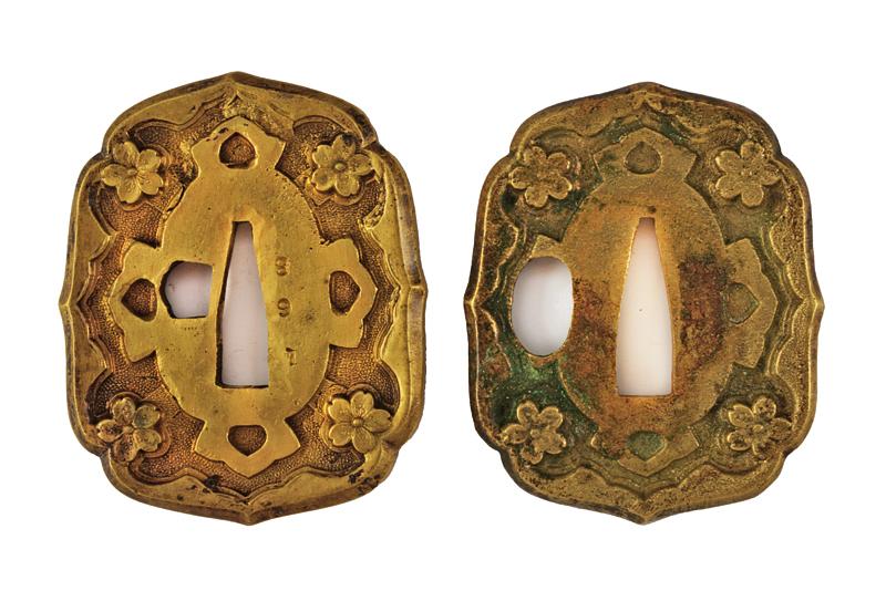 Lotto di due tsuba per shingunto da ufficiale