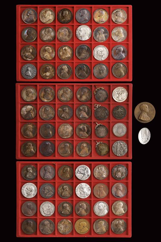 Collezione di settantaquattro medaglie commemorative di papi
