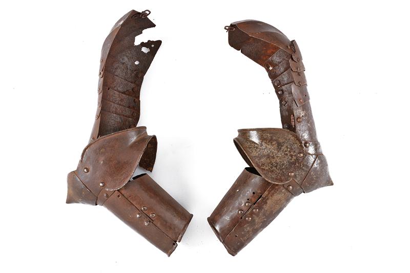 Paio di bracciali con elementi gotici
