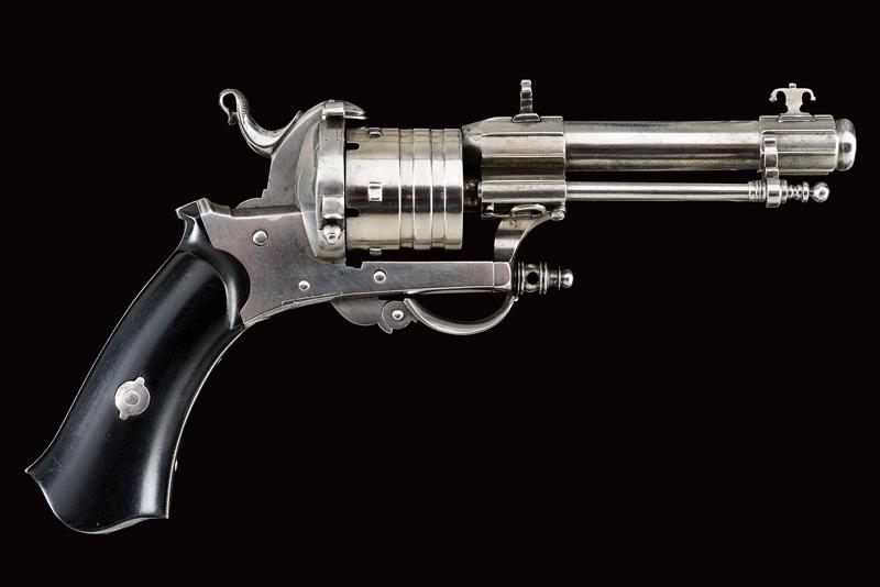 Revolver a spillo con inusuali decorazioni