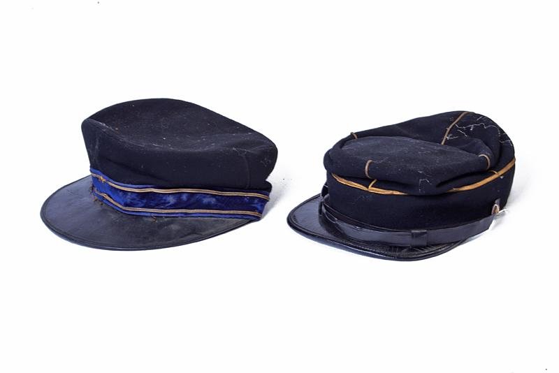 Lotto di un kepi e un berretto