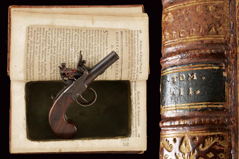Mazzagatto a pietra focaia nascosto in un libro
