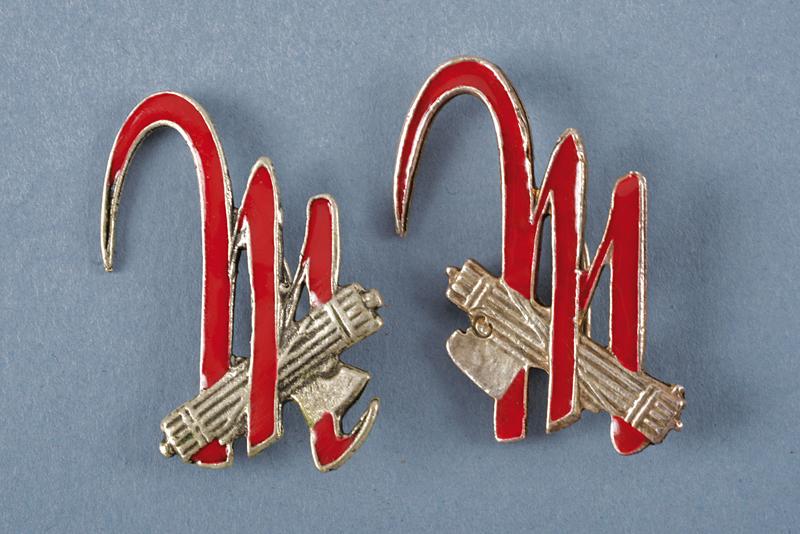 Paio di fregi da mostrine e distintivo dei battaglioni "M"