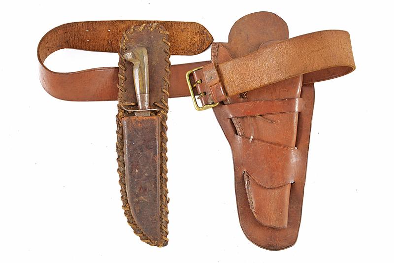 Cinturone con fondina e coltello