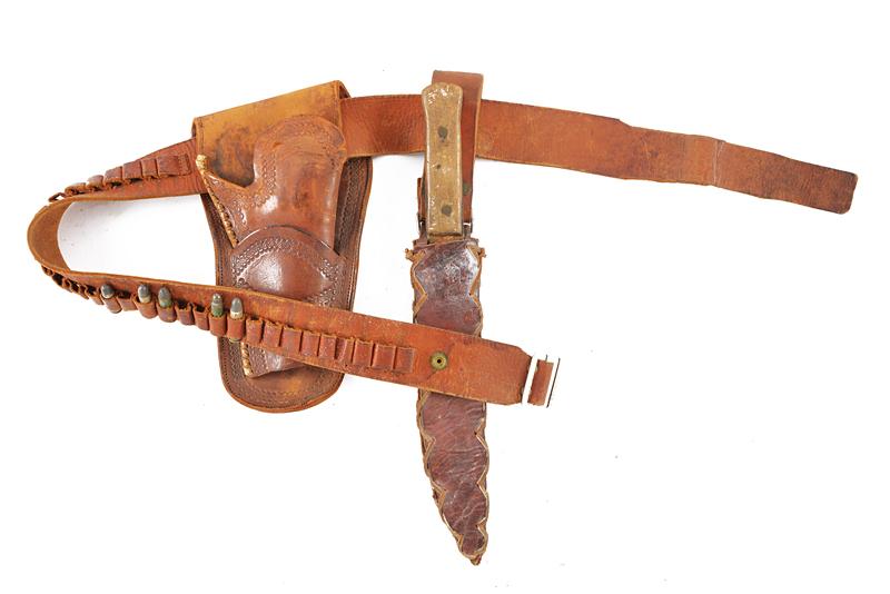 Cinturone con fondina e coltello