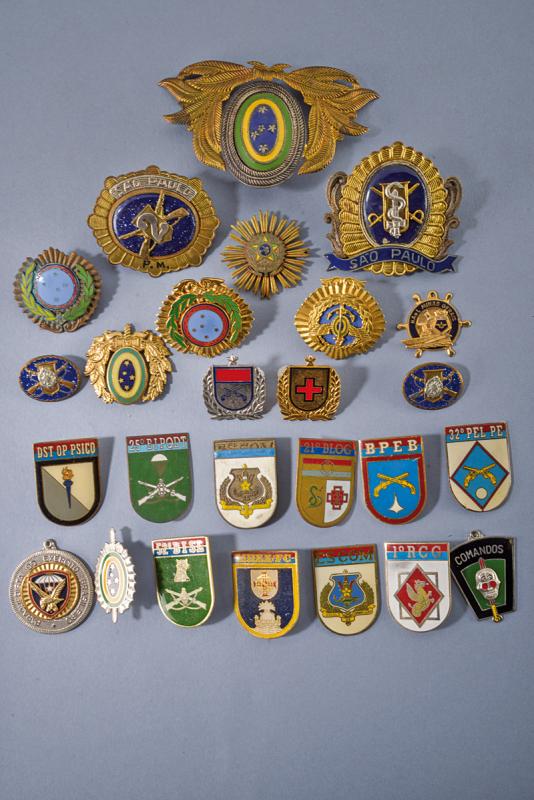 Interessante lotto di ventisei fregi e distintivi militari