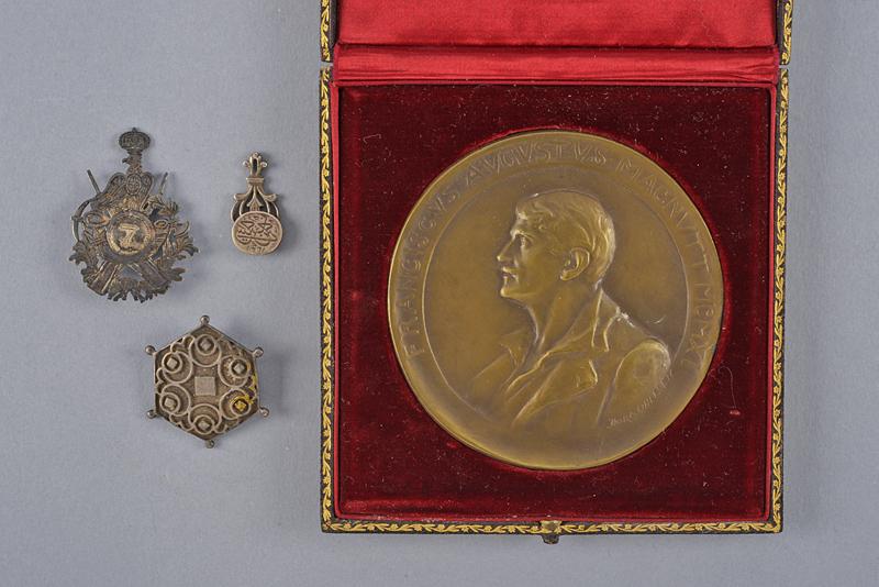 Lotto di fregi e medaglia