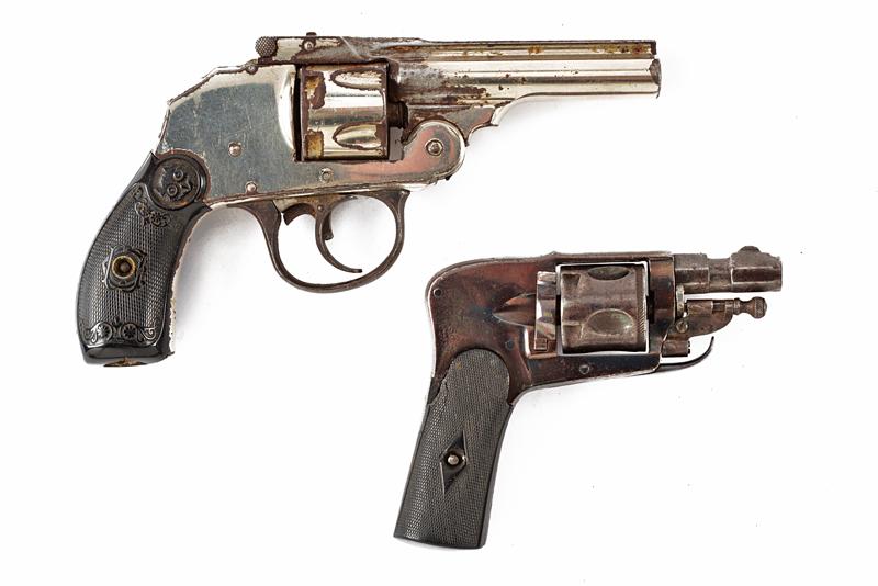 Lotto di due revolver a percussione centrale