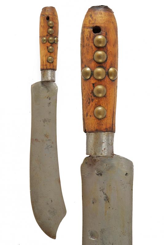 Coltello borchiato da nativo