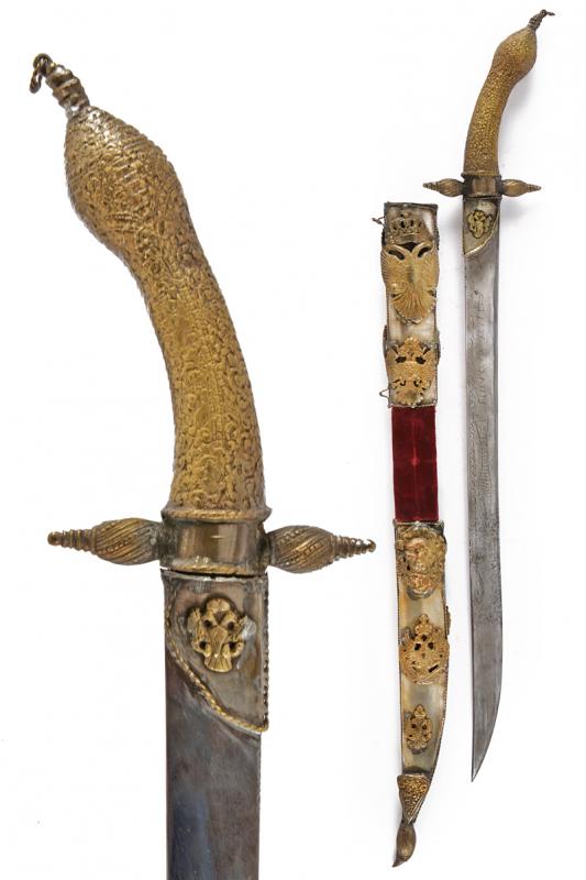 Lungo coltello commemorativo
