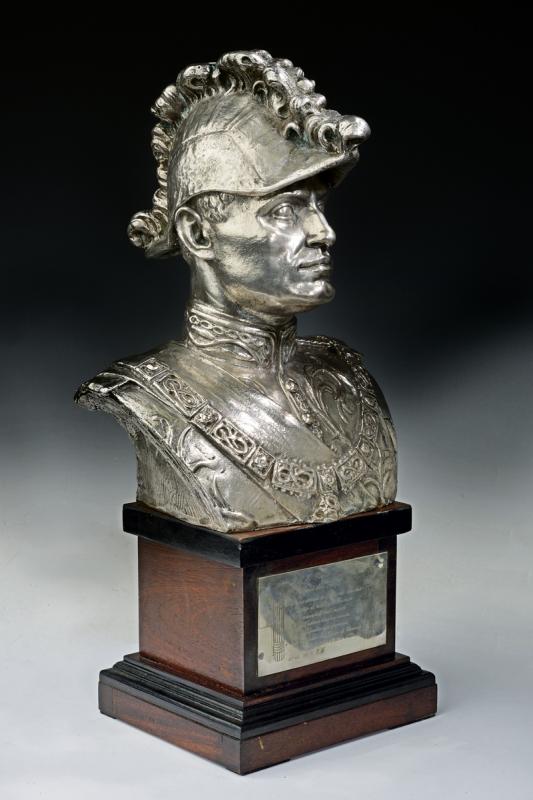 Busto in argento di Mussolini