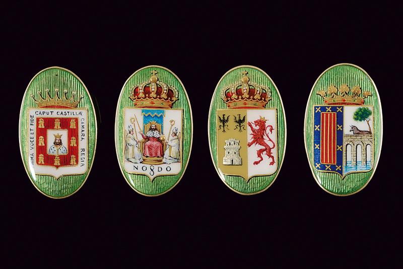 Quattro distintivi di diverse reparti dell'esercito