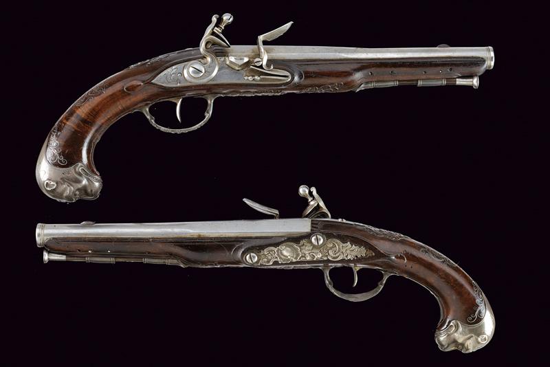 Bellissimo paio di pistole a pietra focaia con fornimenti in argento di Gignau