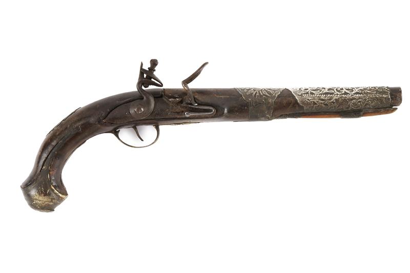 Pistola a pietra focaia con fornimenti in argento