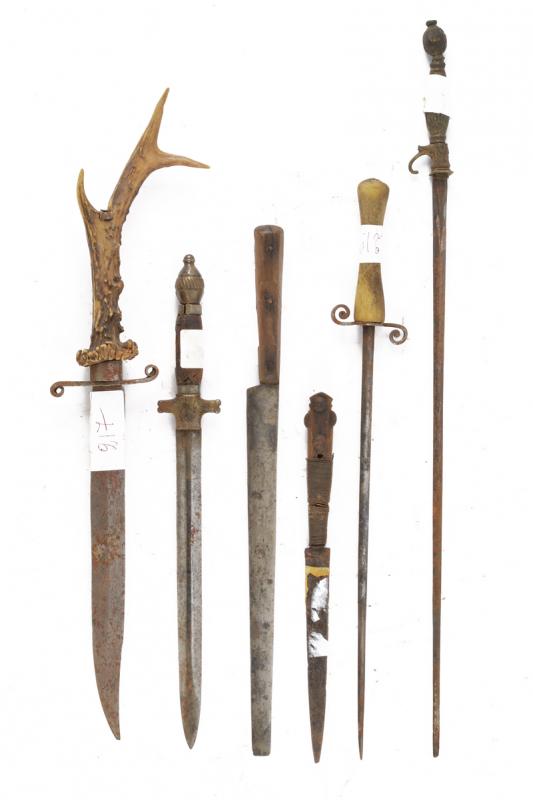Lotto di cinque pugnali e un coltello