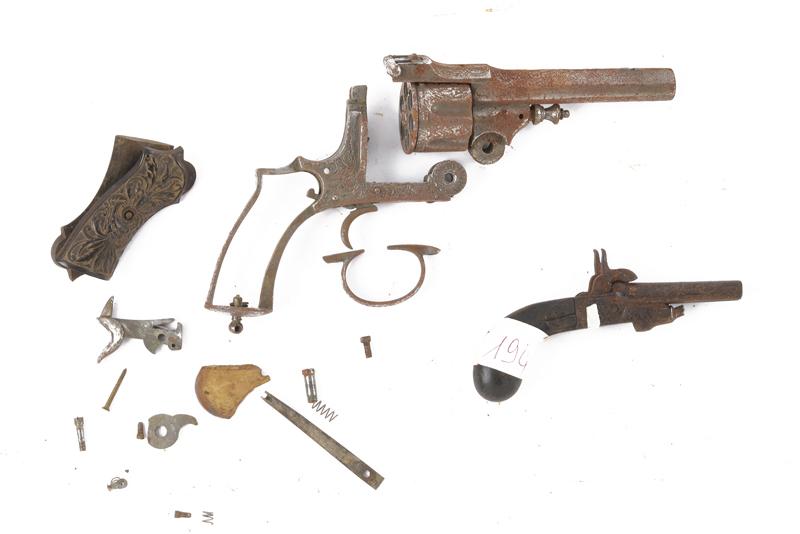 Lotto di una pistola e un revolver a retrocarica