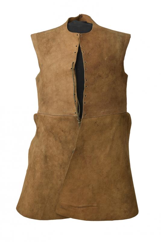 Lungo gilet in camoscio da moschettiere