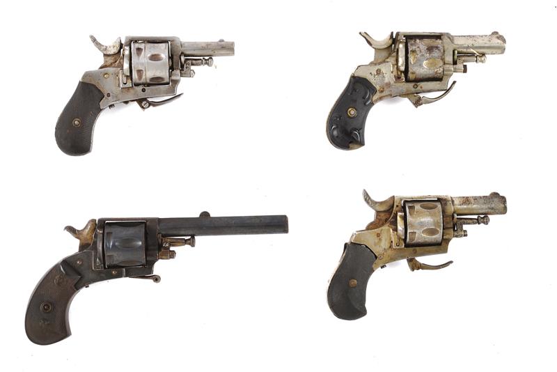 Lotto di quattro revolver a percussione centrale