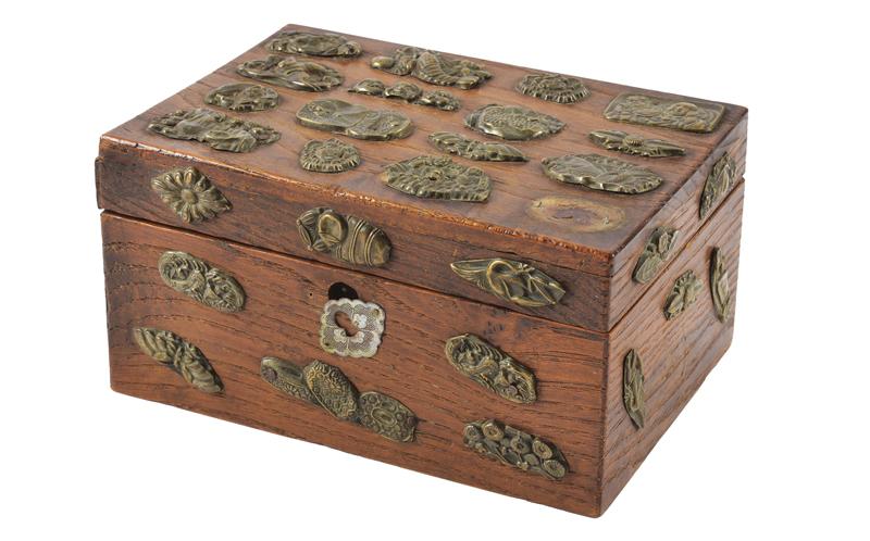 Scatola in legno decorato con fornimenti in ottone