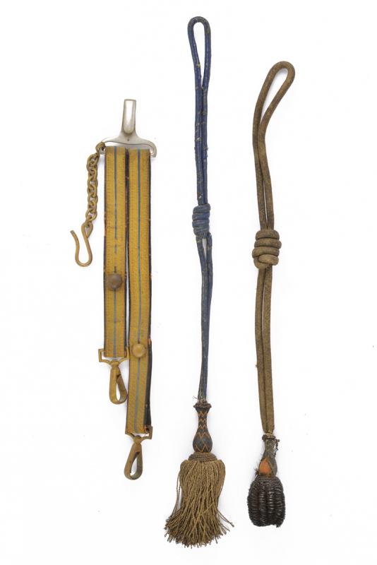 Lotto di accessori per spade