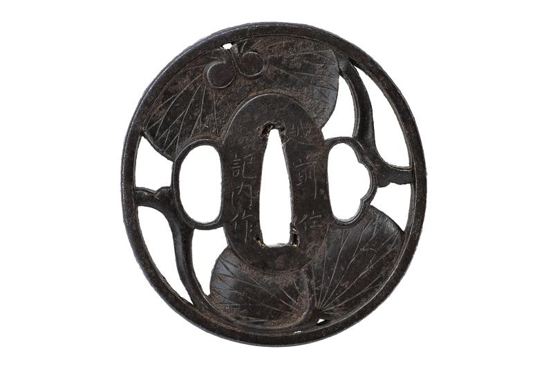 Tsuba firmata Echizen Ju Kinai