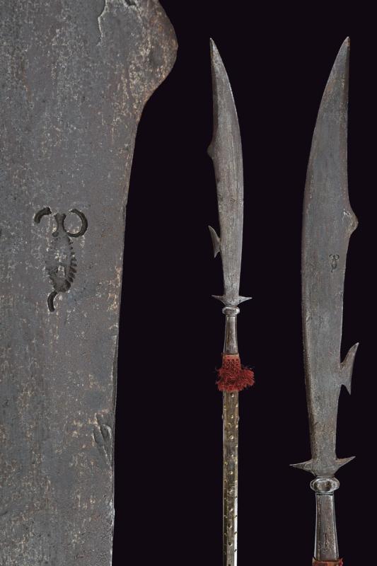 Falcione con marchio dello scorpione