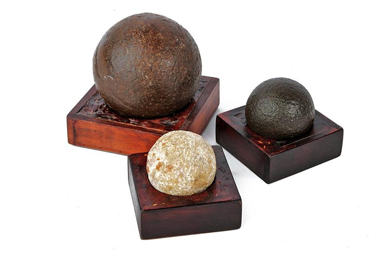Lotto di tre palle di cannone