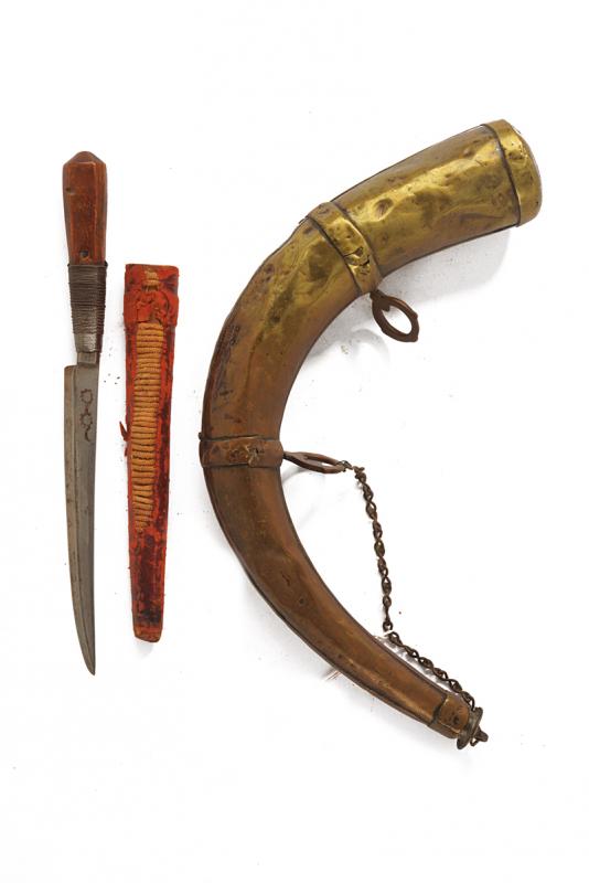 Lotto di un coltello e una fiasca da polvere