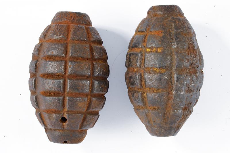 Lotto di due involucri inerti di bomba a mano Sipe