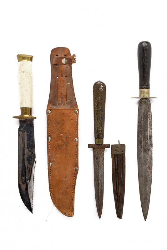 Lotto di due pugnali e un coltello