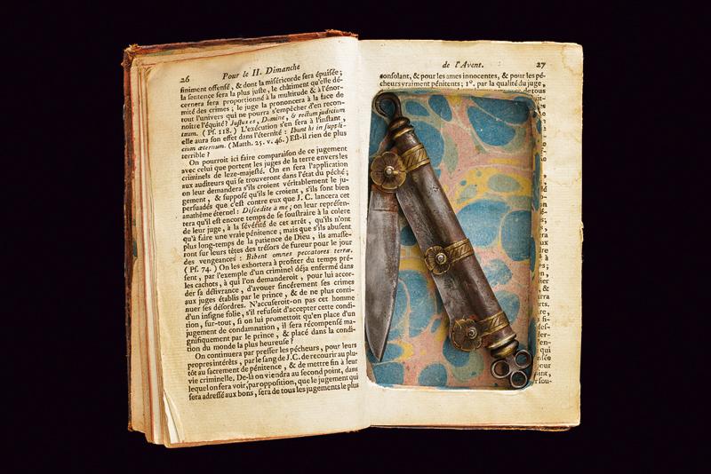 Coltello pieghevole con dinamometro in un libro con segreto