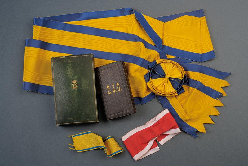 Lotto di due astucci e sciarpa