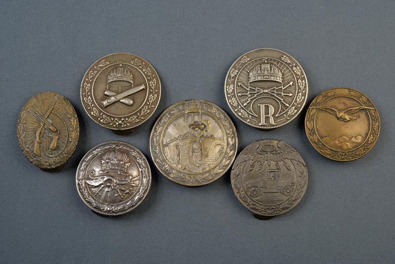 Piccola collezione di sette fregi militari