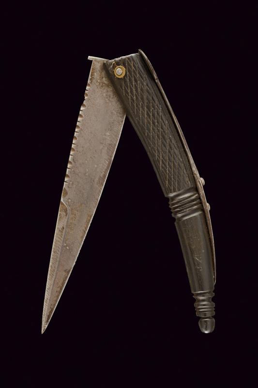 Coltello pieghevole a molla fissa