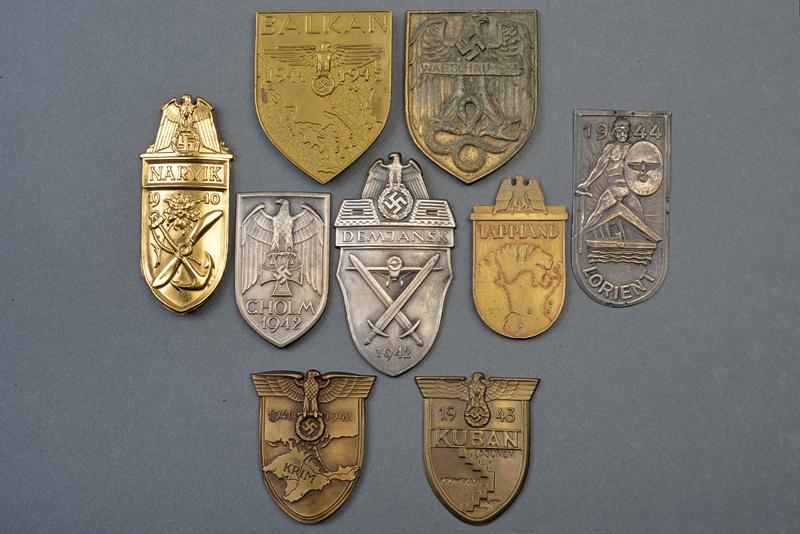 Lotto di nove fregi da braccio (replica)