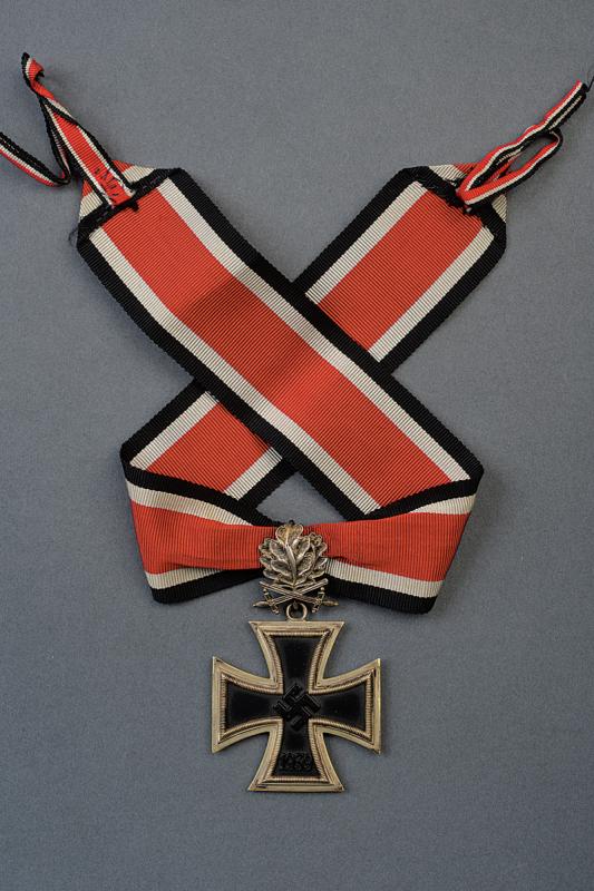 Croce di Cavaliere della Croce di Ferro 1939 con foglie di quercia e spade (replica)