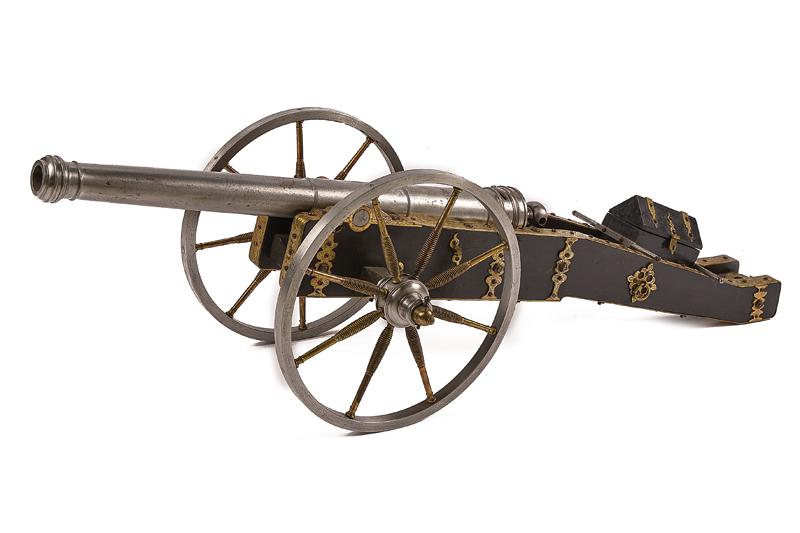 Modello di cannone in ferro su affusto in legno 