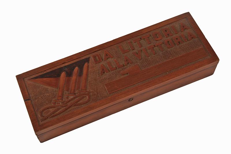 Scatola commemorativa in legno