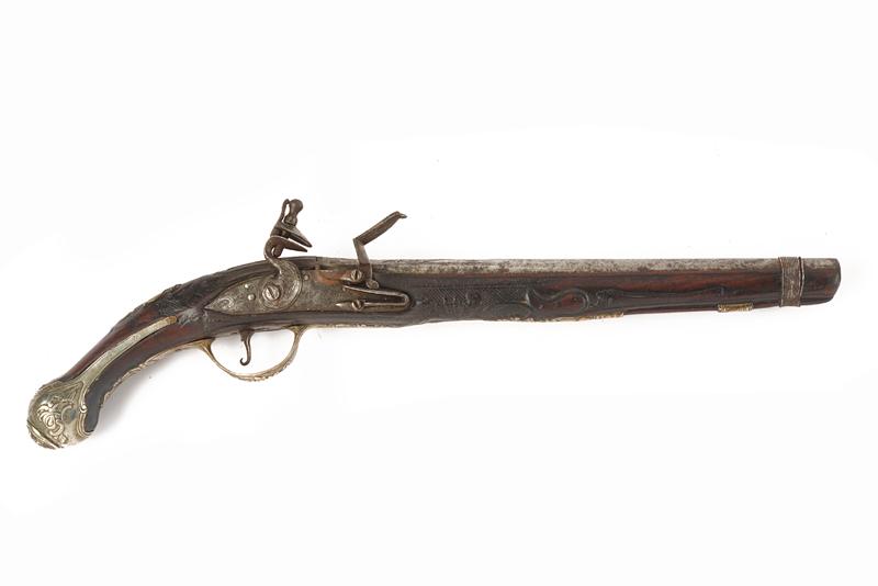 Pistola a pietra focaia con fornimenti in argento