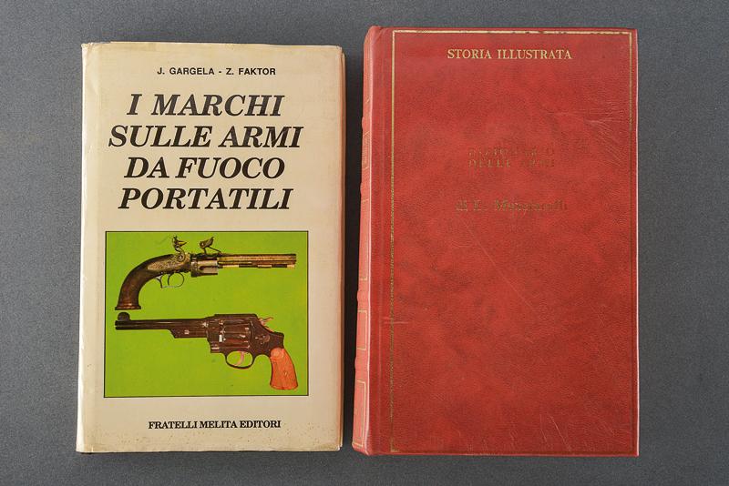 Lotto di due volumi sul collezionismo d'armi